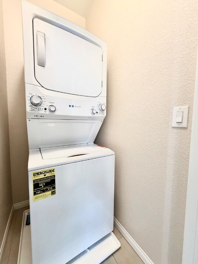 Building Photo - 3 Bedroom Townhome for Rent in Cadence Henderson | Solar Home | Master-Planned Community Near Las...