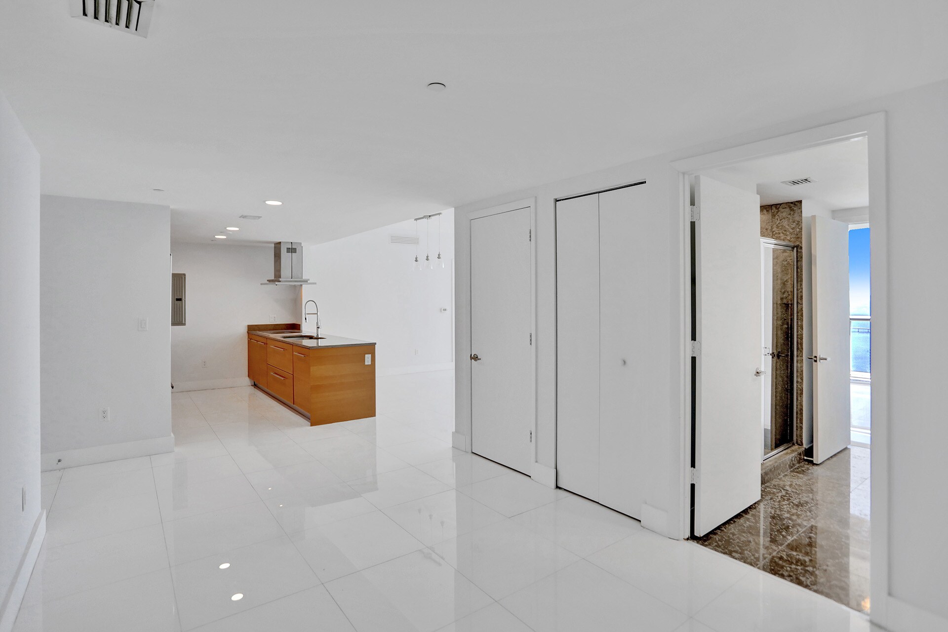 Building Photo - 495 Brickell Ave