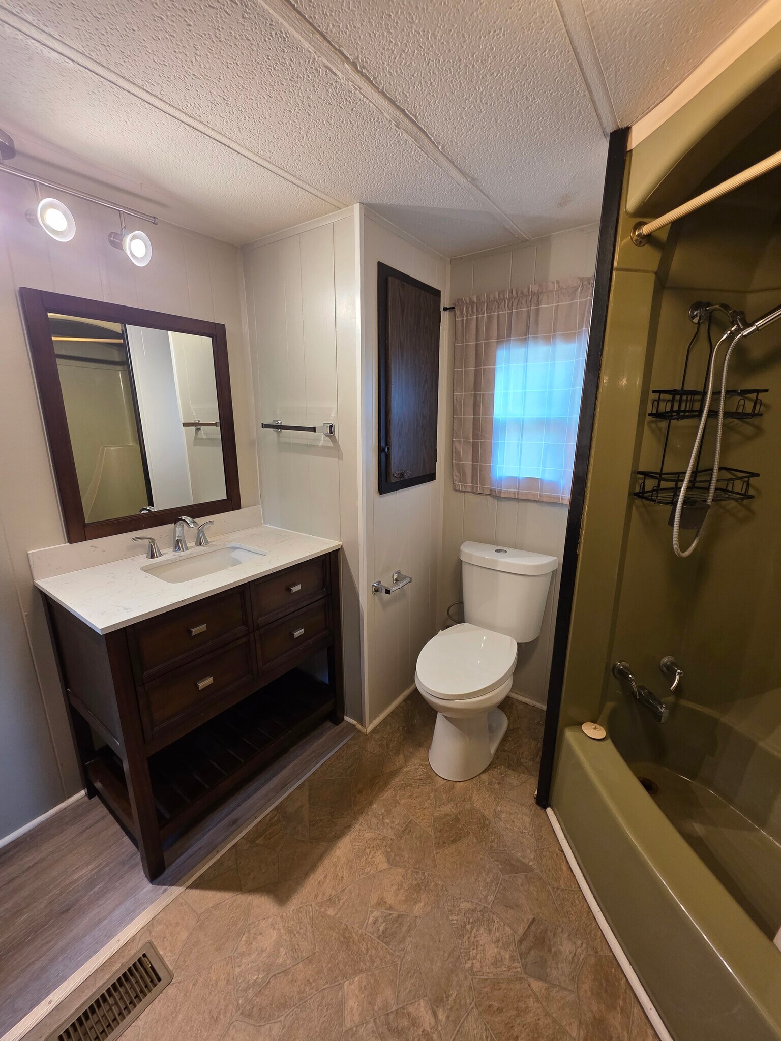 Building Photo - 1100 Pines Rd