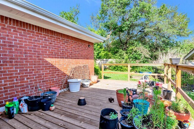 Building Photo - 10903 Chateau Hill