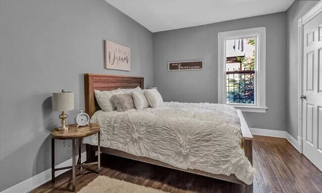 Building Photo - 484 W Utica St