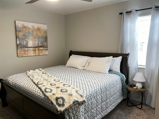 Building Photo - Fully Furnished rental with excellent central location in North cincinnati Suburbs