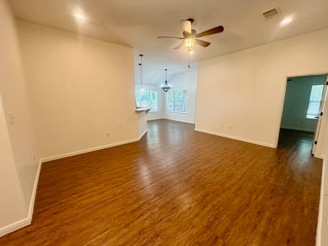 Building Photo - 713 Maple Ln