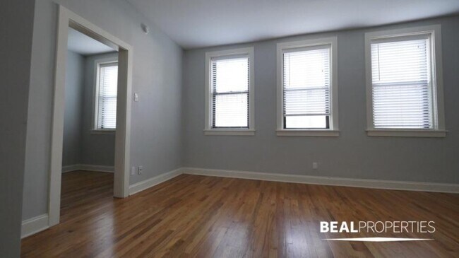 Building Photo - 1 bedroom in CHICAGO IL 60613