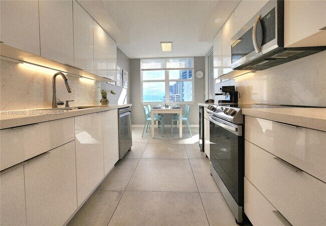 Building Photo - 2751 S Ocean Dr