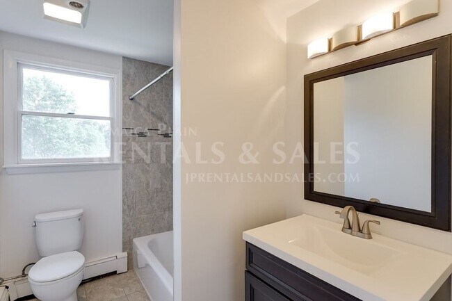 Building Photo - 19 Norton St