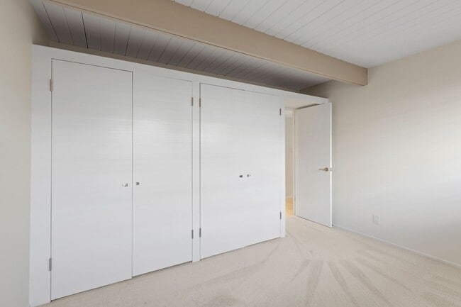 Building Photo - Stunning Mid-Century Modern 4 BR 3 BA with Bonus Room and Office