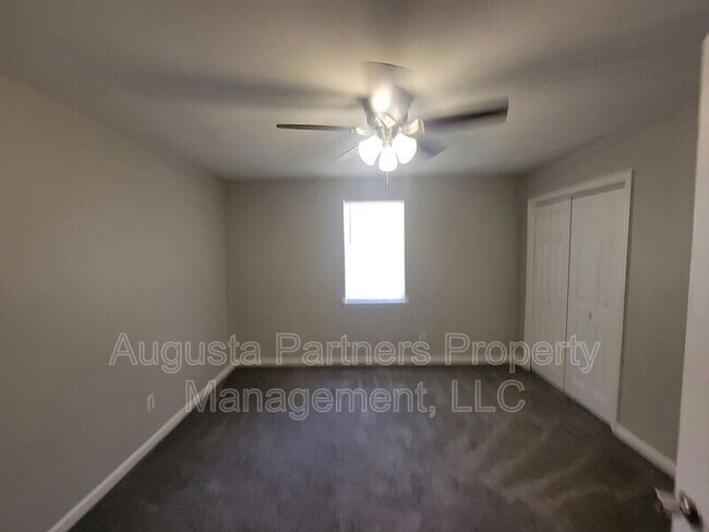 Building Photo - 142 Oakridge Dr