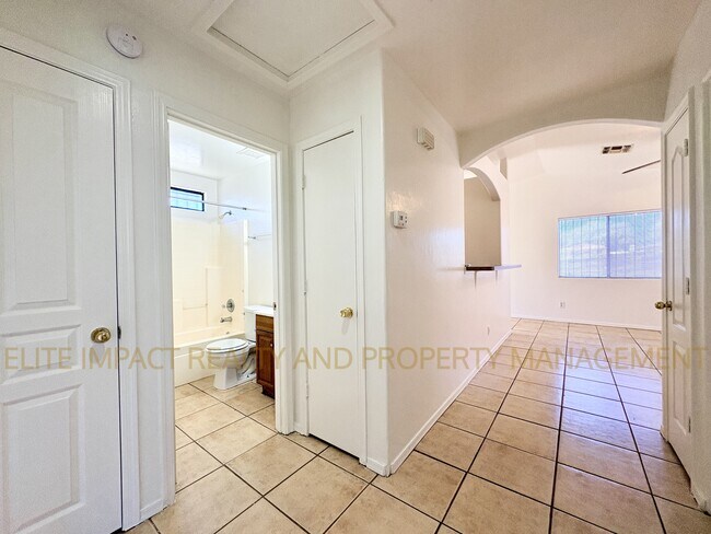 Building Photo - 3422 N Fontana Ave