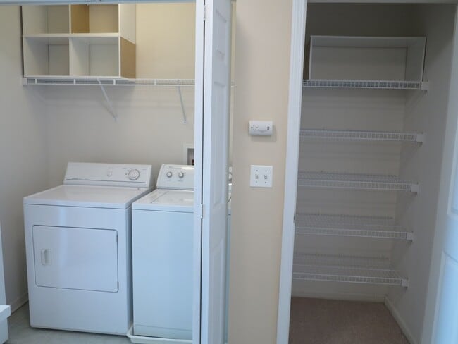 Building Photo - 1227 N Village Dr