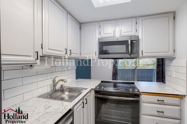 Building Photo - Newly Remodeled 2 Bedroom Condo in Sherwood