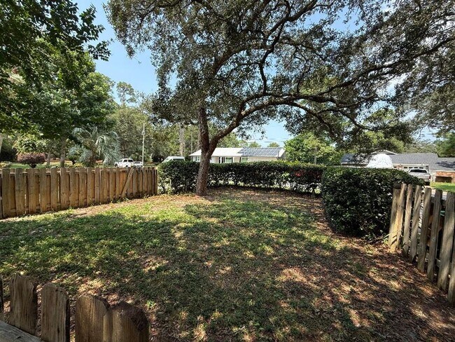 Building Photo - 905 Poinciana Dr