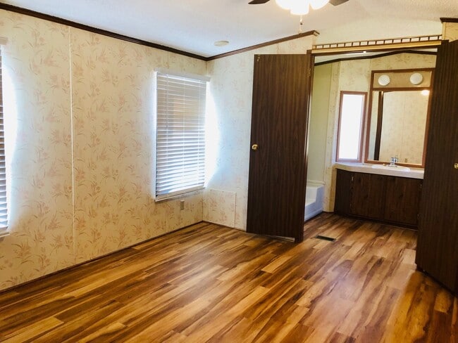 Building Photo - MOVE-IN READY! NO HUD OR SECTION 8