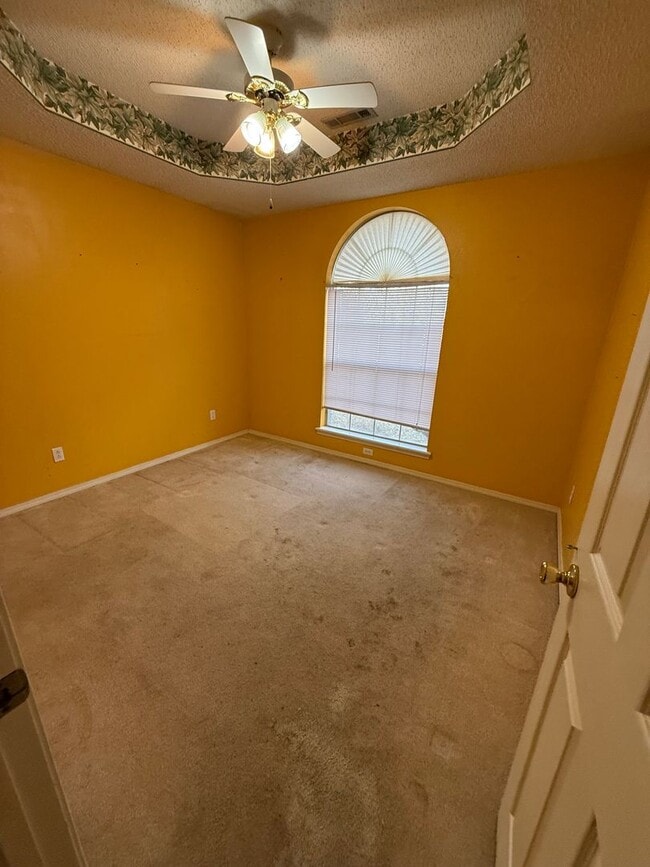 Building Photo - 3 Bed 2 Bath House with 2 Car Garage.  Has Gas Heat