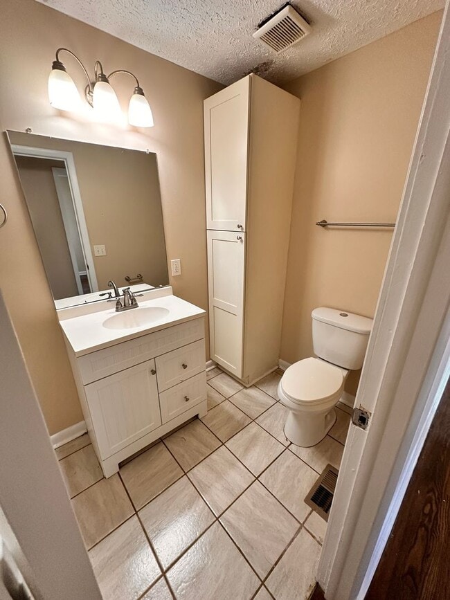 Building Photo - 505 Warren Rd NE