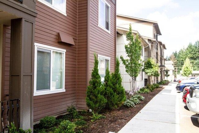 Building Photo - 1 bedroom Townhome with attached garage
