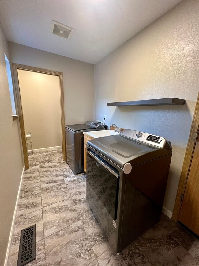 Building Photo - Well Maintained 3BD - Yard Maint. Included