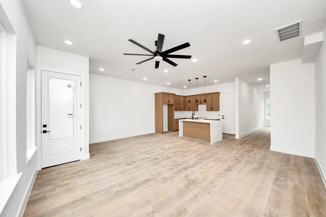 Building Photo - 8206 Colonial Ln