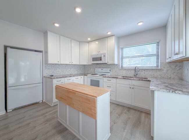 Building Photo - 3200 Langley Cir