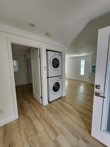 Building Photo - 2407 Abbot Kinney Blvd