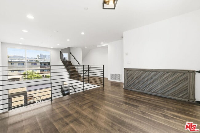 Building Photo - 6021 W Beachwood Ln