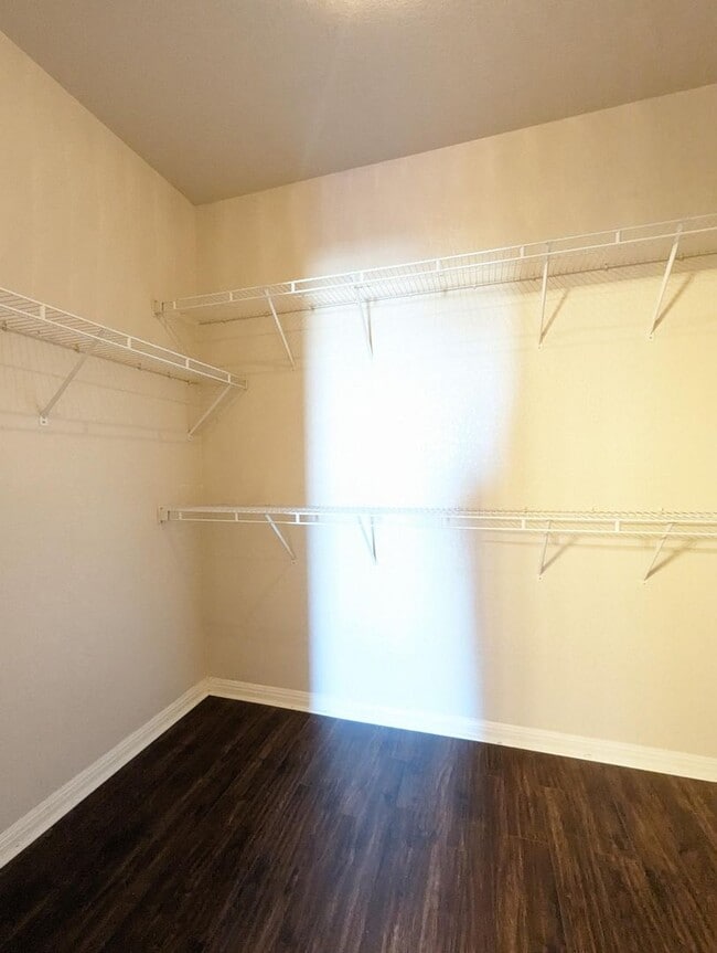 Building Photo - 1x1 Beautiful updated unit throughout w/balconette