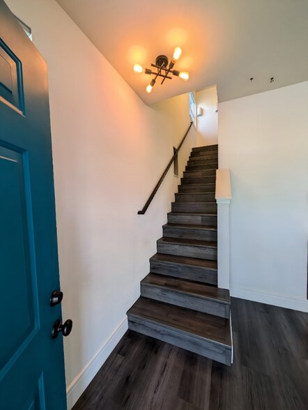 Building Photo - 200 Whispering Pine Pl