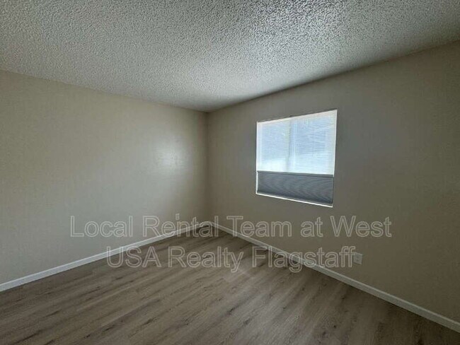 Building Photo - 702 E Crestview Ave