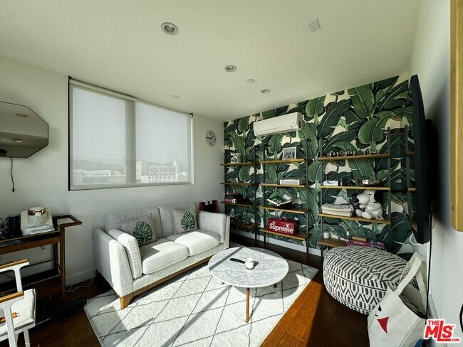 Building Photo - 140 S Hayworth Ave