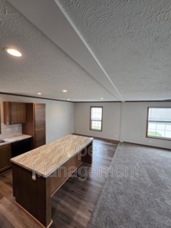 Building Photo - 511 E 1st St