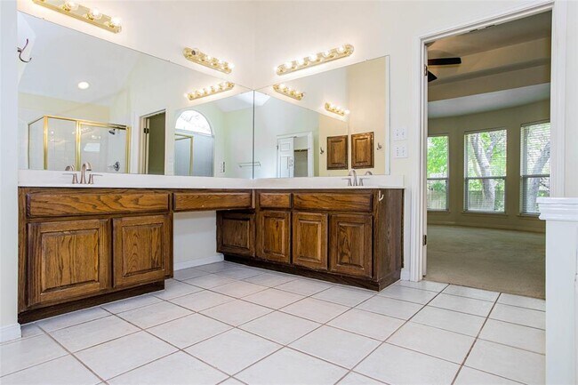 Building Photo - 3605 Bayton Dr