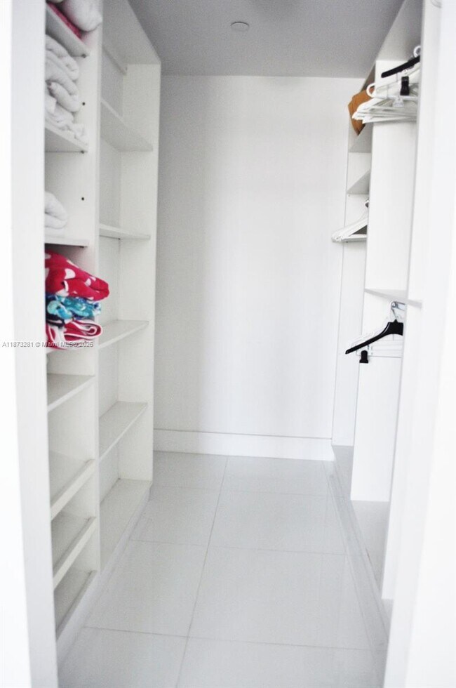 Building Photo - 100 Lincoln Rd