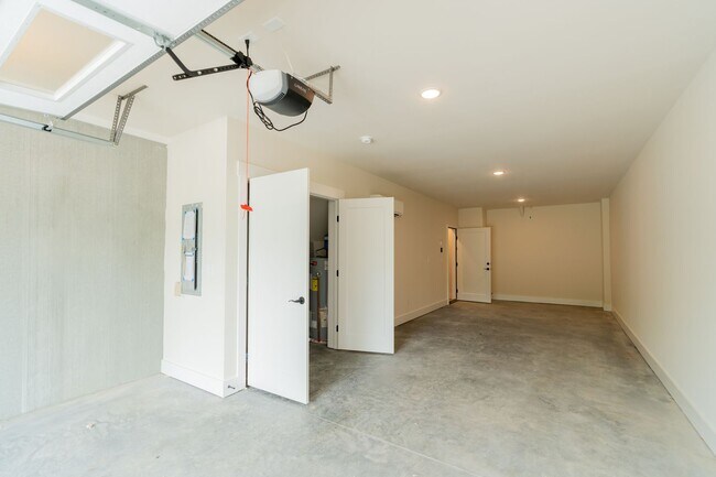 Building Photo - 2 Bedroom Townhome in Northshore Chattanooga