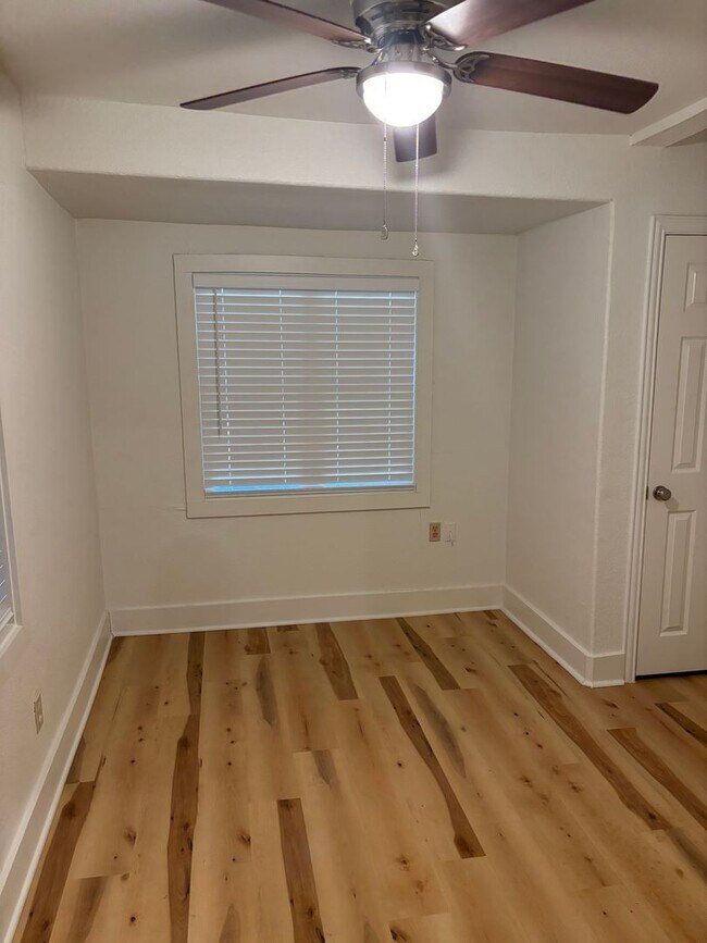 Building Photo - Cute 3/2 in Quiet Sherman Neighborhood