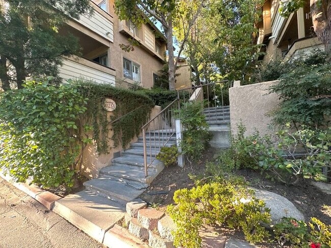 Building Photo - Welcome to your condo in a quiet gated community in Chatsworth, CA!
