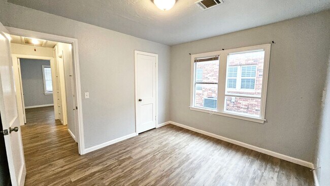 Building Photo - Home in Bethany Schools