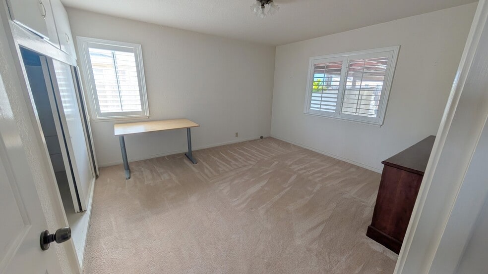 Building Photo - 559 Cherry Way