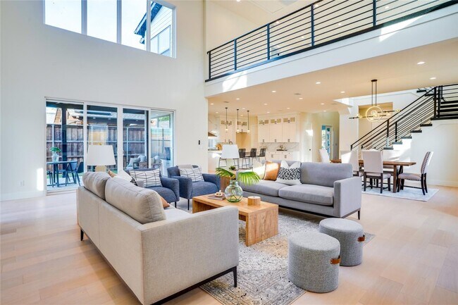 Building Photo - Open concept home with luxury finishes