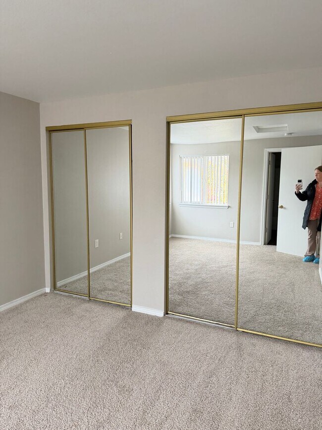 Building Photo - Top-Floor Living Starts Here! Apply by 7/11 get ONE MONTH FREE