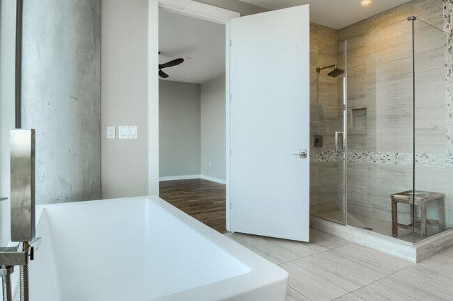 Building Photo - Two Bedroom Penthouse in Denver