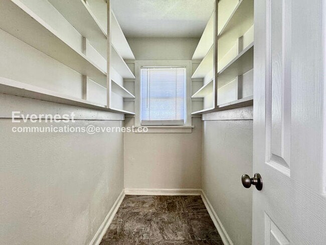 Building Photo - 2 Bed/1 Bath Home with Garage / Pet-Friendly / Available Now!