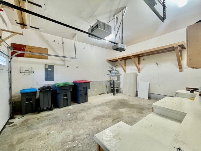 Building Photo - 3 Bedroom, 1 Bonus office/craft Room  and ...