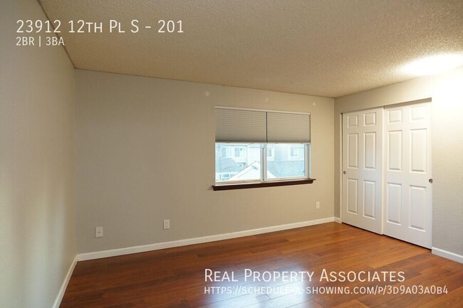 Building Photo - Spacious 2 Bedroom 2.5 Bathroom Townhouse ...