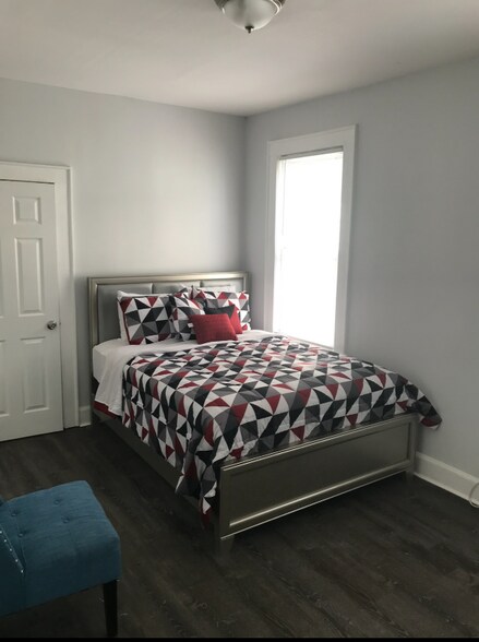 Building Photo - 142 Mapes Ave