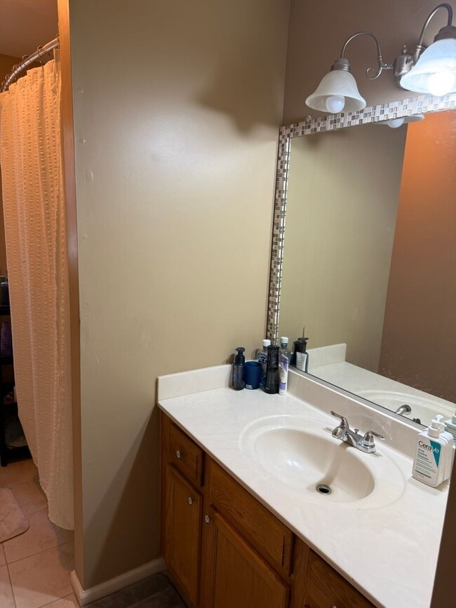 Building Photo - Beautiful 4 bedroom house in a great schoo...
