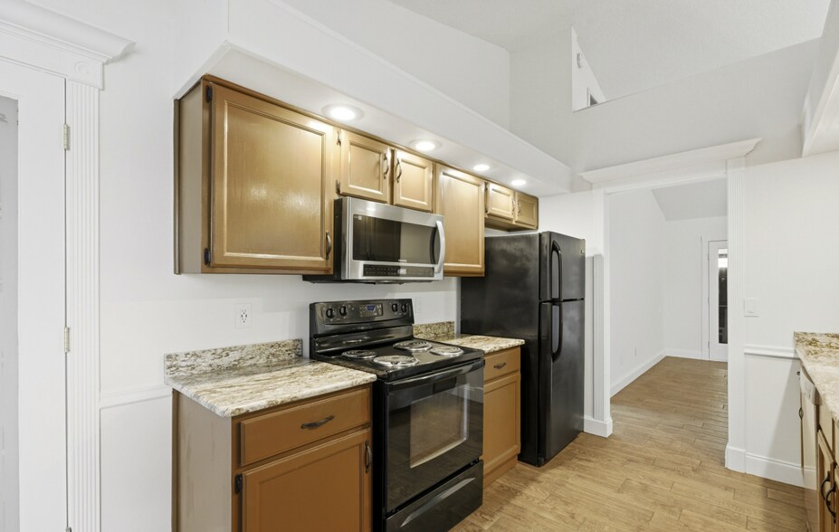 Building Photo - 2162 Saint Martins Dr E