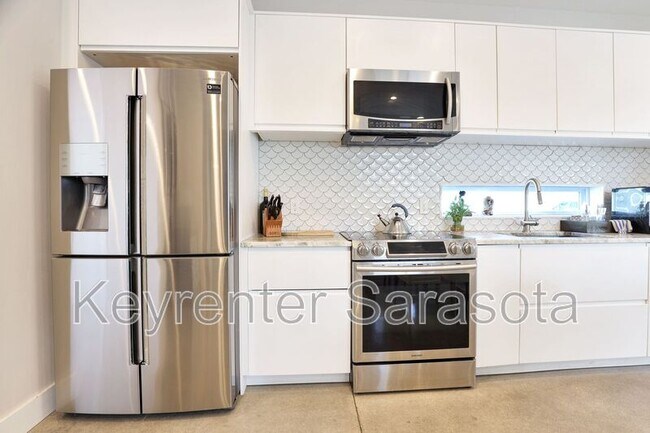 Building Photo - 2056 Roselawn St