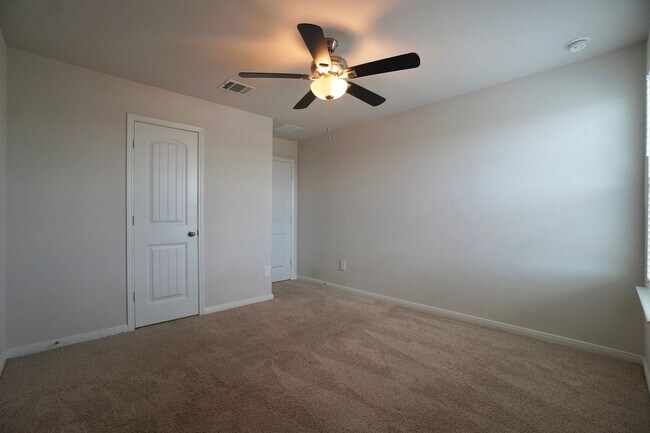 Building Photo - 115 Bethpage Dr