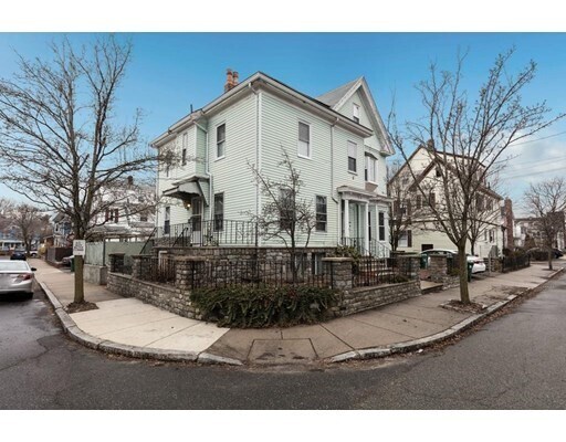 Building Photo - 61 Bower St