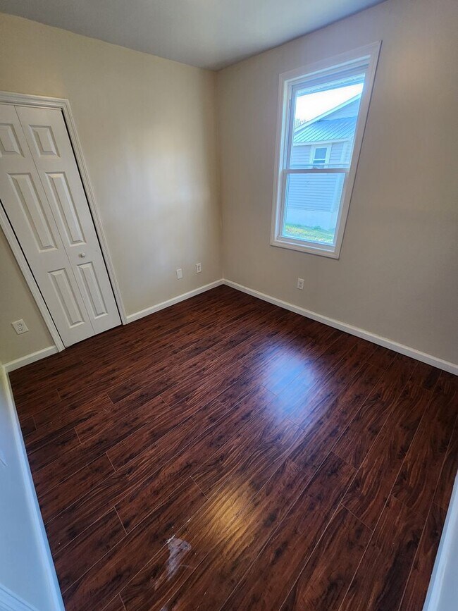 Building Photo - 2 Bed 1 Bath Apartment In Loch Sheldrake